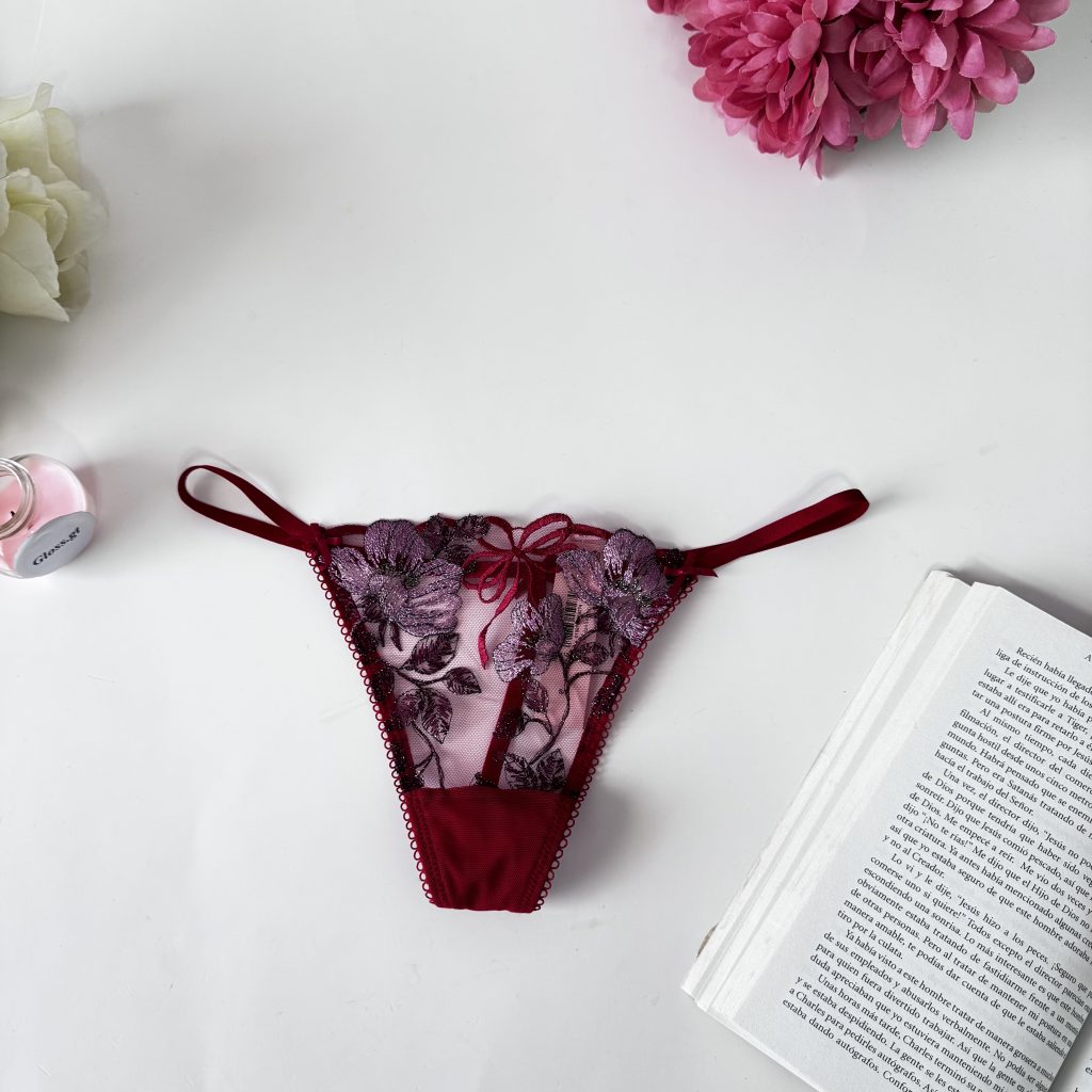 Tanga Floral Bordada Victoria’s Secret – Rojo Pasión