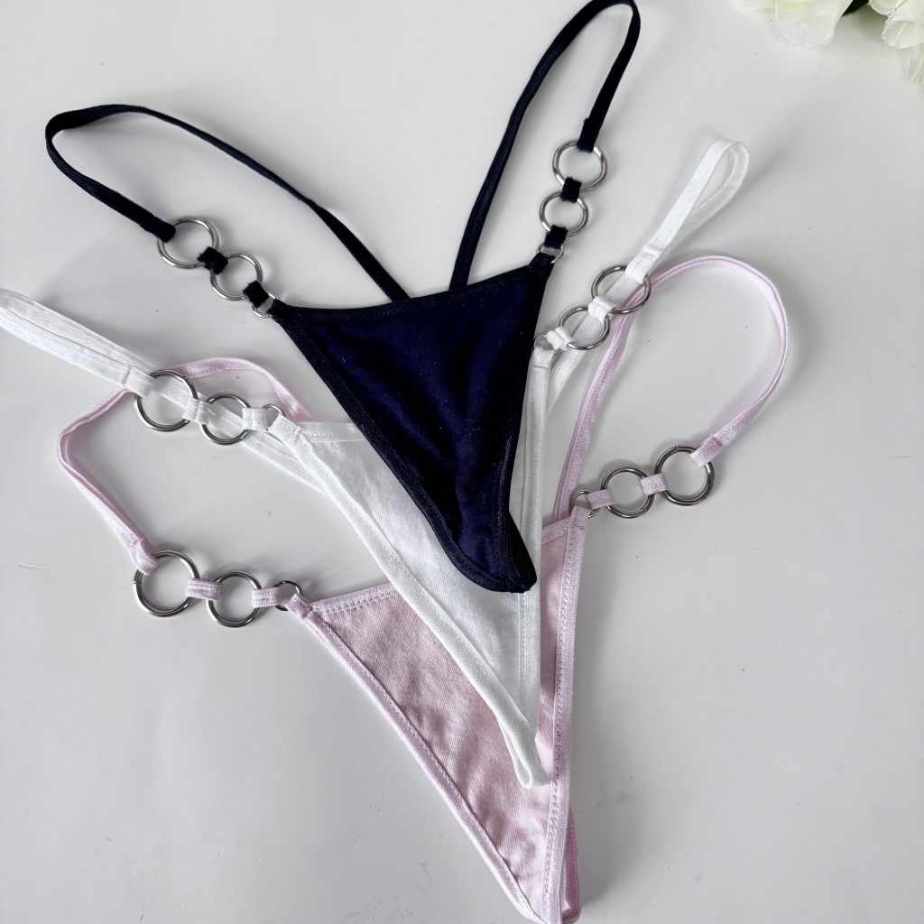 Trío de hilos en V con círculos de metal